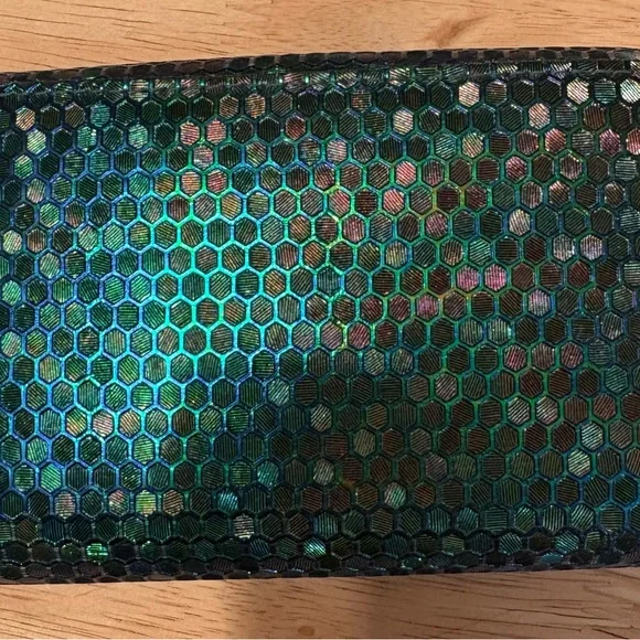 New Zealand Iridescent Wallet - Picture 2 of 5